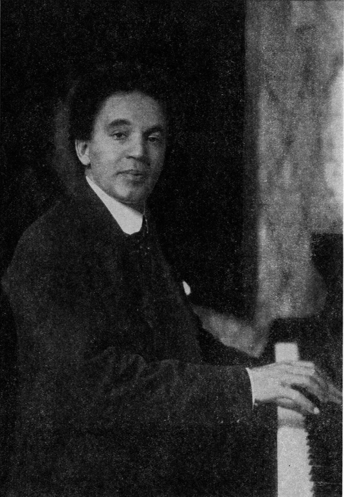 photograph of Saumuel Coleridge-Taylor at the piano
