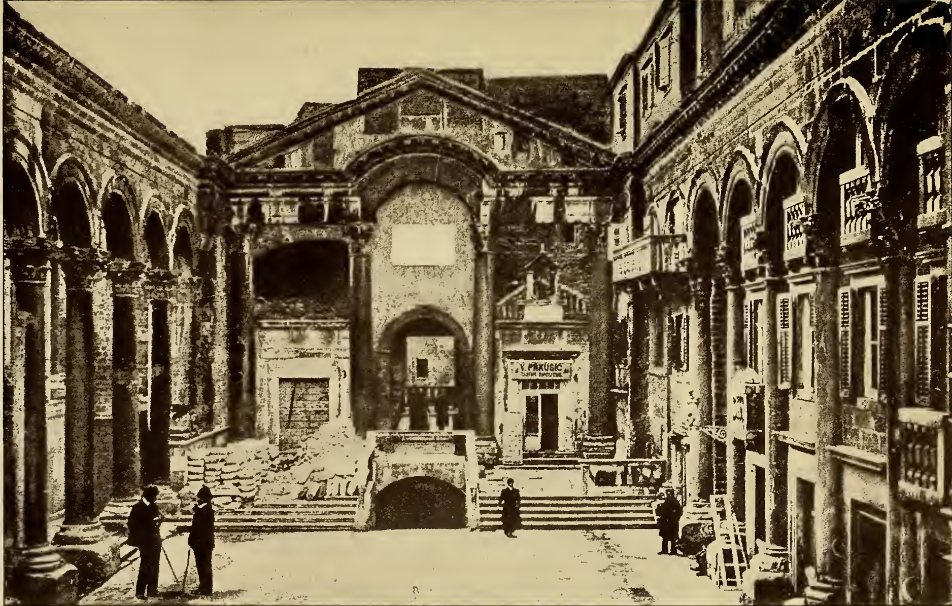 Columned courtyard before building entrance. Caption: Spalato Vestibule and Peristyle.